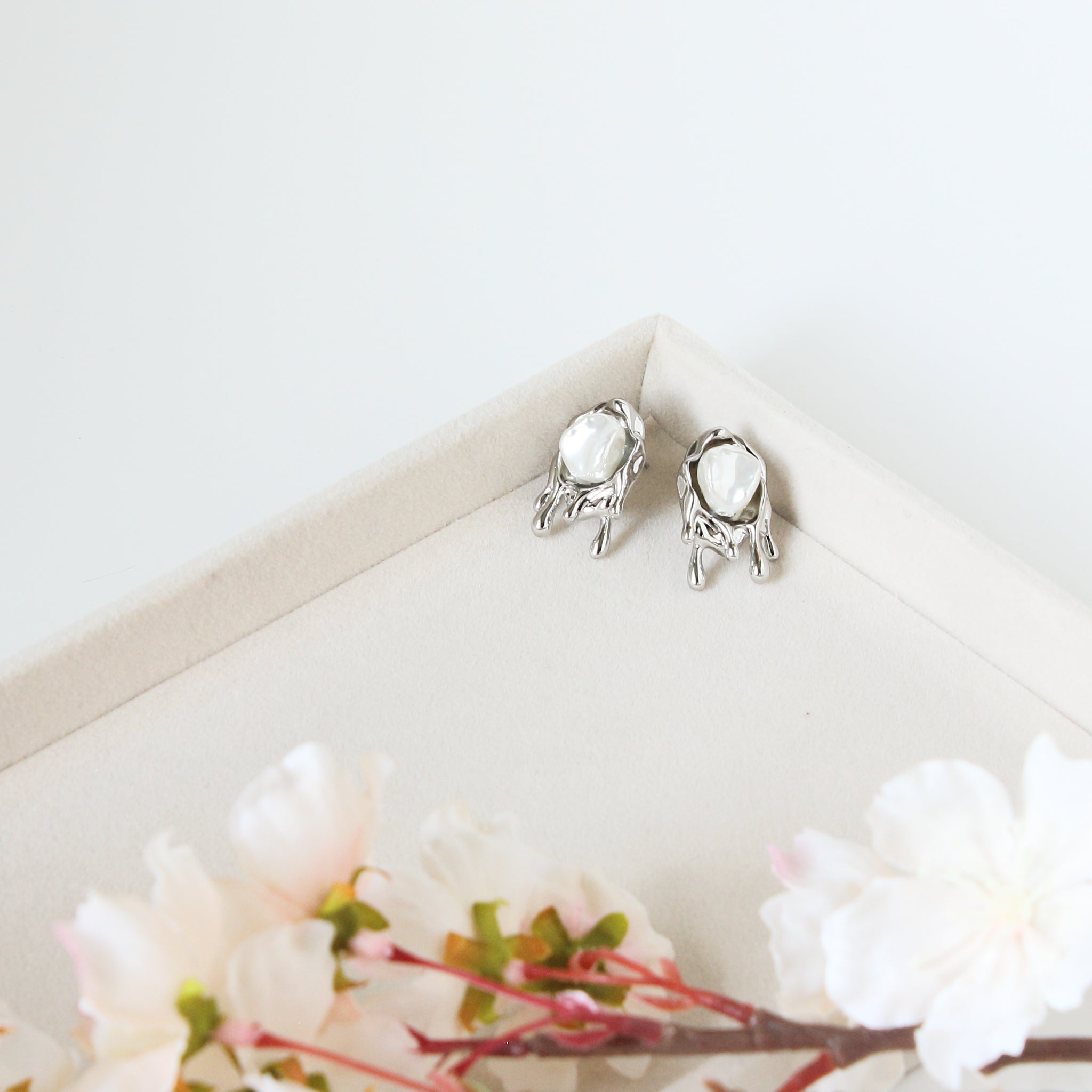 Raindrop - Fresh Water Pearls Stud Earrings